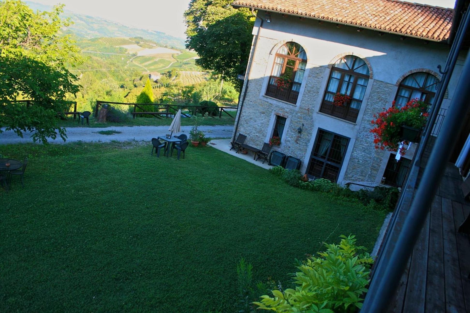 Casa Branzele Panzió Trezzo Tinella Kültér fotó