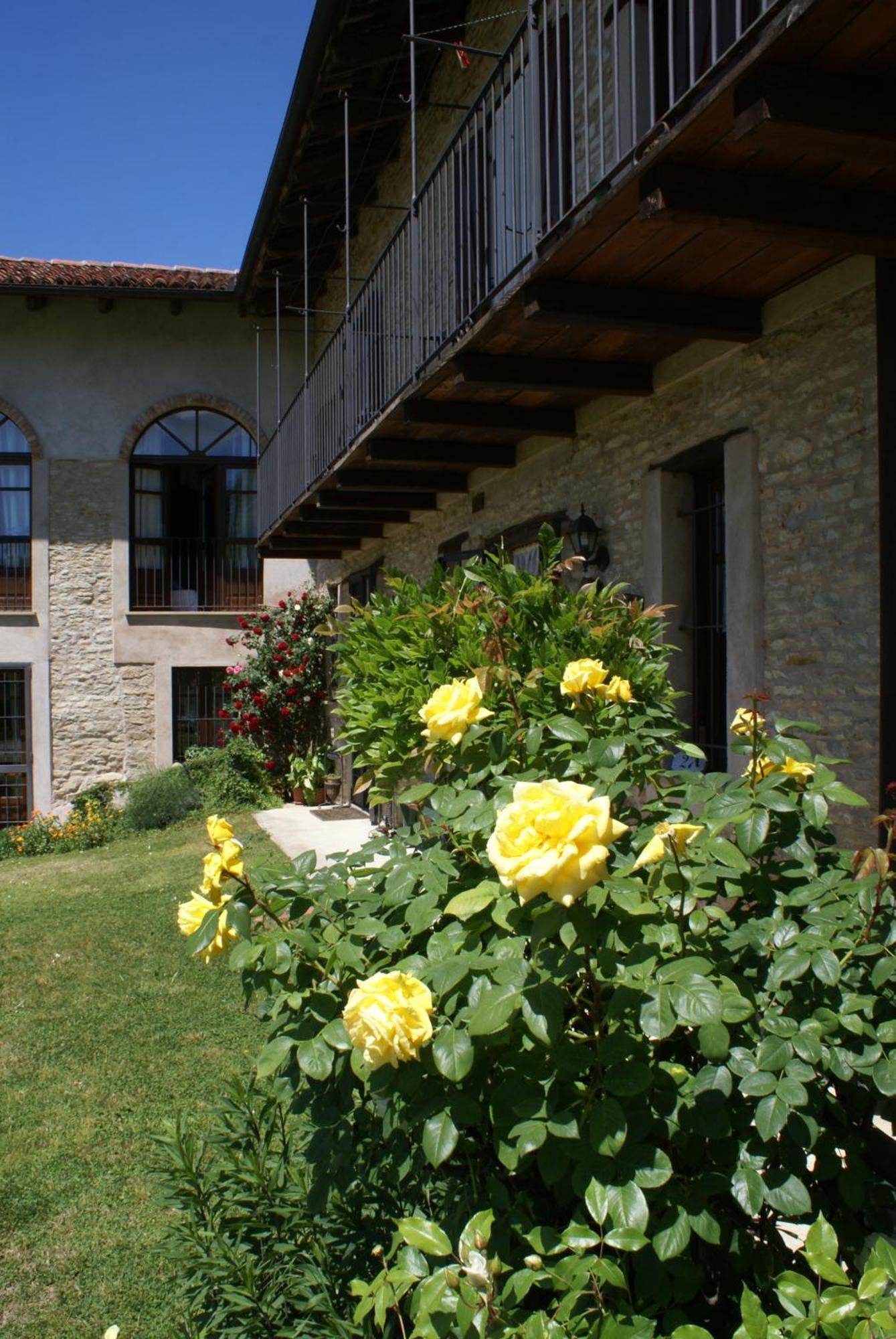 Casa Branzele Panzió Trezzo Tinella Kültér fotó